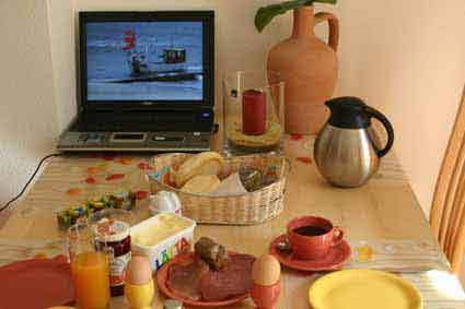 Frühstückstisch mit den Fotos vom Urlaub