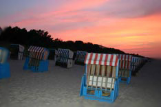 romantischer Sonnenuntergang am Strand